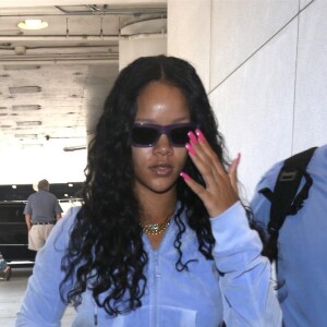 Rihanna prend un vol à l'aéroport LAX de Los Angeles, le 24 juin 2017.