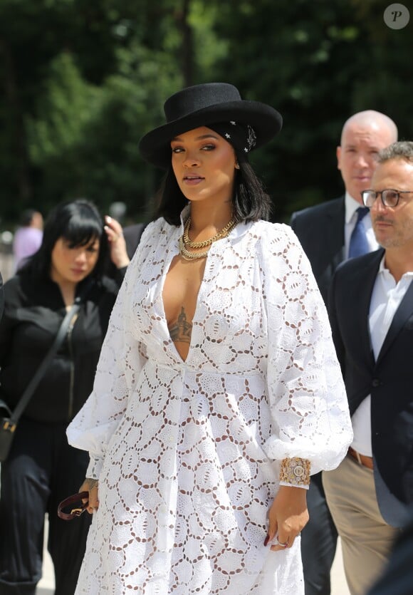 La chanteuse Rihanna (habillée en Dior) assiste à la remise des prix LVMH Prize Young Fashion Designer 2017 à la Fondation Vuitton à Paris le 16 juin 2017.