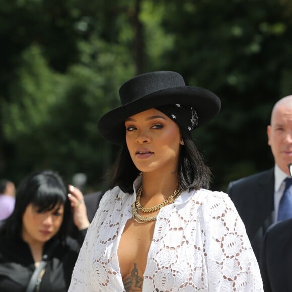La chanteuse Rihanna (habillée en Dior) assiste à la remise des prix LVMH Prize Young Fashion Designer 2017 à la Fondation Vuitton à Paris le 16 juin 2017.