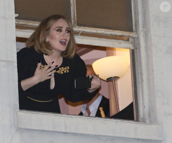 La chanteuse Adele à la fenêtre du Wiltern Theatre à Los Angeles après son concert en présence de nombreuses célébrités le 13 février 2016