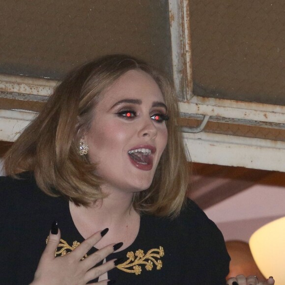 La chanteuse Adele à la fenêtre du Wiltern Theatre à Los Angeles après son concert en présence de nombreuses célébrités le 13 février 2016