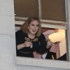 La chanteuse Adele à la fenêtre du Wiltern Theatre à Los Angeles après son concert en présence de nombreuses célébrités le 13 février 2016
