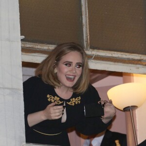 La chanteuse Adele à la fenêtre du Wiltern Theatre à Los Angeles après son concert en présence de nombreuses célébrités le 13 février 2016