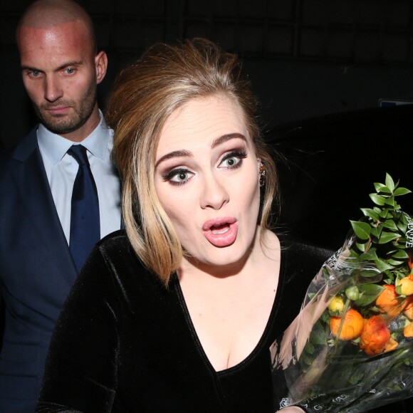 La chanteuse Adele rencontre ses fans lors de son arrivée à Milan en Italie le 4 décembre 2015