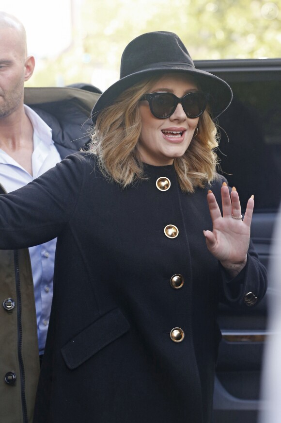 La chanteuse Adele signe des autographes à la sortie de son hôtel à New York le 24 novembre 2015. © CPA / Bestimage