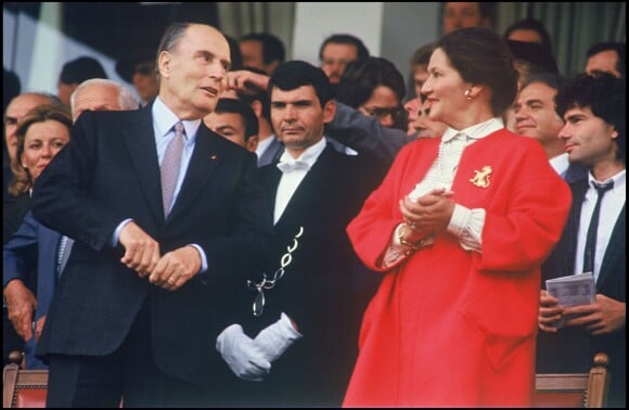 François Mitterrand et Simone Veil au Prix de l'Arc de Triomphe, à Paris, le 4 octobre 1987