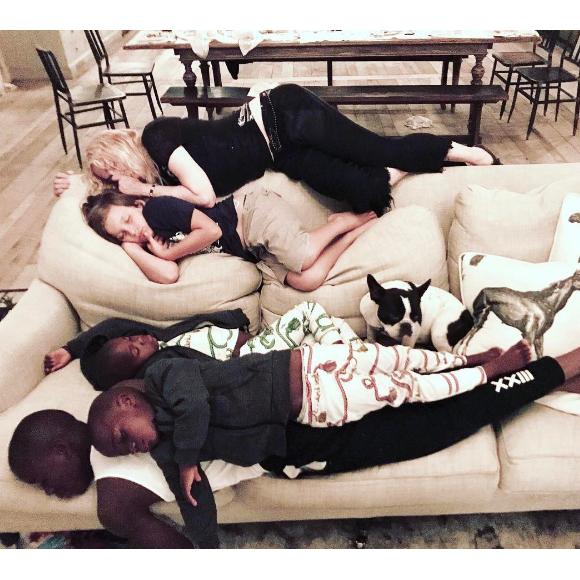 Madonna faisant la sieste avec ses enfants David et les jumelles Stella et Estere le 28 juin 2017