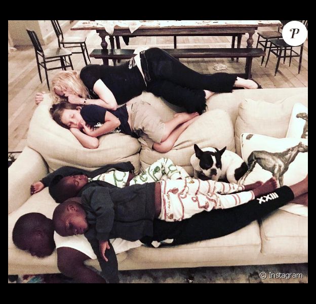 Madonna faisant la sieste avec ses enfants David et les jumelles Stella et Estere le 28 juin 2017
