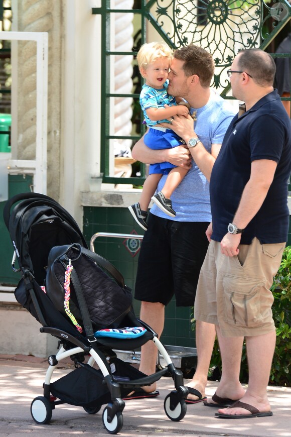 Michael Bublé va déjeuner au restaurant avec son fils Noah et un ami à Miami, le 16 avril 2015.