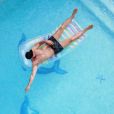 Luka Karabatic se détend dans la piscine de l'Hôtel Le Roi Théodore à Porto-Vecchio, fin juin 2017, en vacances en Corse avec Jeny Priez, enceinte de leur premier enfant, une fille. Photo Instagram.