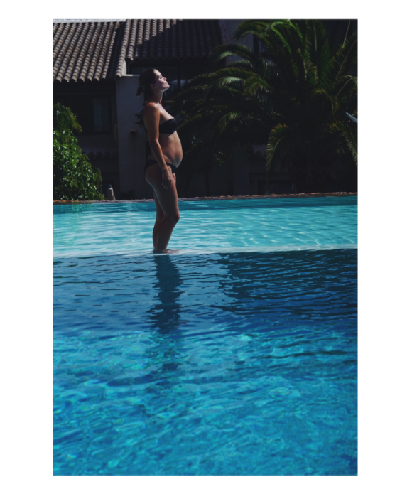 Jeny Priez, enceinte de son premier enfant avec Luka Karabatic, une petite fille, lors de leurs vacances en Corse en juin 2017 à l'hôtel Le Roi Théodore à Porto-Vecchio. Photo Instagram.