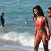 Chanel Iman sort de l'eau main dans la main avec son compagnon Sterling Shepard sur une plage à Miami, le 1er juillet 2017