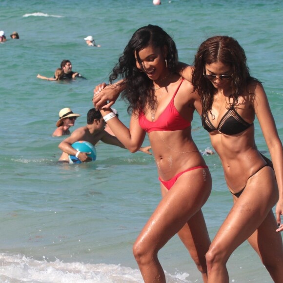 Chanel Iman s'amuse et fait des photos avec une amie sur une plage à Miami, le 1er juillet 2017