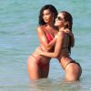 Chanel Iman s'amuse et fait des photos avec une amie sur une plage à Miami, le 1er juillet 2017