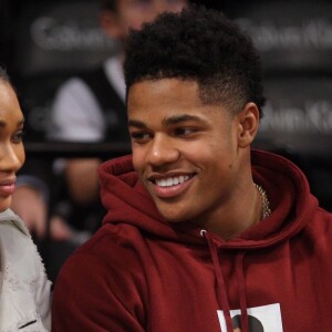 Chanel Iman et Sterling Shepard devant le match de NBA entre les Brooklyn Nets et les New Orleans Pelicans au Barclays Center à New York le 12 janvier 2017