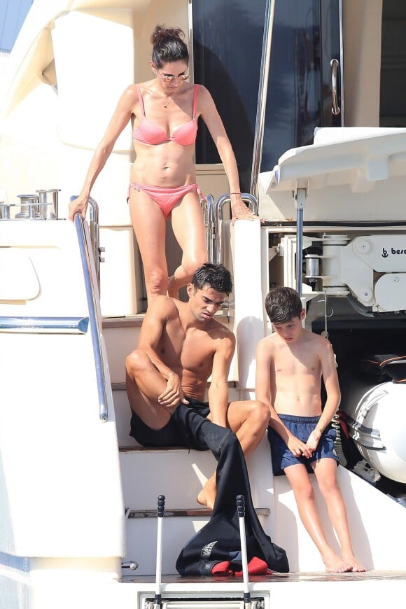 Véronique Zidane en vacances avec ses fils, Enzo, Luca, et Elyaz à bord d'un yatch à Ibiza le 9 juillet 2016.