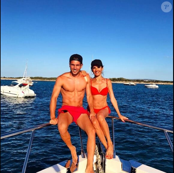 Véronique Zidane, sublime en bikini rouge, pose avec son fils Luca lors de vacances à Ibiza le 1er juillet 2017.