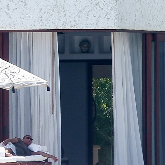 Exclusif - Queen Latifah et sa compagne Eboni Nichols en vacances se relaxent à Los Cabos le 20 juin 2017.