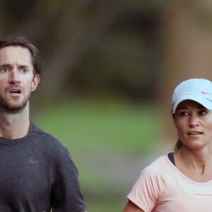 Exclusif - Pippa Middleton et son mari James Matthews font un jogging à Sydney avec leur coach lors de leur lune de miel en Australie le 31 mai 2017.