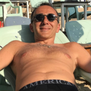 Elie Semoun sur une plage de Tel-Aviv le 4 juillet 2017