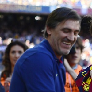 Lionel Messi avec sa compagne Antonella Roccuzzo et leur fils thiago dans le stade du FC Barcelone avant le coup d'envoi à Barcelone en Espagne le 3 mai 2014.