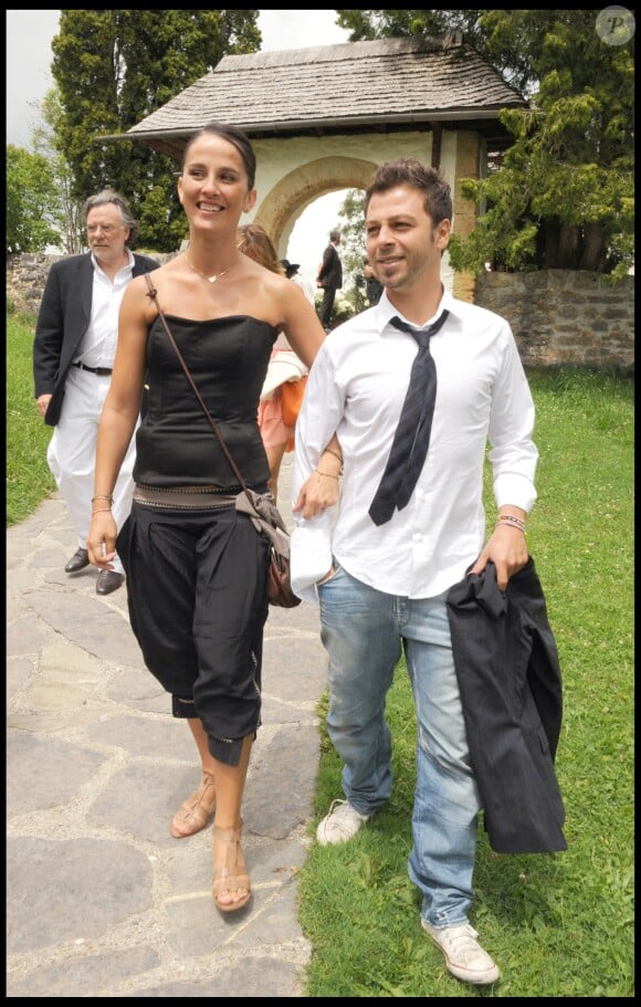 Exclusif - Christophe Maé (Martichon, de son vrai nom) et Nadège Sarron lors du baptême de Joy Hallyday à Lauenen en Suisse en juillet 2009. Le couple s'est marié civilement le 29 juin 2017 et religieusement le 1er juillet 2017 en Corse.