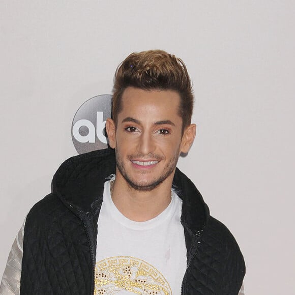 Frankie J Grande sur le tapis rouge du 2016 American Music Awards au théâtre Microsoft à Los Angeles, le 20 novembre 2016