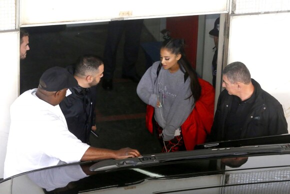 Ariana Grande arrive à l'aéroport Galeao à Rio de Janeiro, le 28 juin 2017.