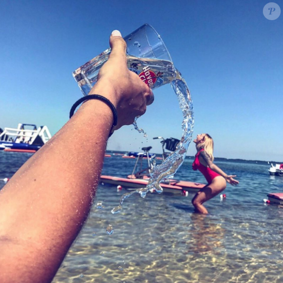 Emilie Nef Naf en maillot très échancré sur Instagram, le jeudi 6 juillet 2017.