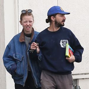 Shia LaBeouf et sa femme Mia Goth se promènent sous la pluie à Los Angeles le 30 décembre 2016