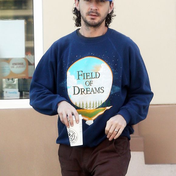 Shia LaBeouf met de l'essence dans sa voiture à Los Angeles. Il porte son alliance à l’annulaire gauche. Le 1er décembre 2016