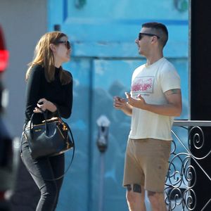 Shia Labeouf arbore une nouvelle coiffure et se promène avec sa femme Mia Goth à Sherman Oaks. Los Angeles, le 5 avril 2017. © CPA/Bestimage