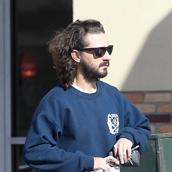 Shia LaBeouf sort d'une pharmacie à Los Angeles, le 29 mars 2017.