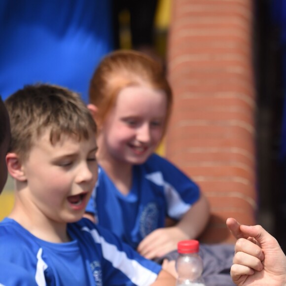 Le prince Harry lors d'un entraînement au Headingley Carnegie Stadium pendant sa visite au "Leeds Leads : Encouraging Happy Young Minds" à Leeds, le 6 juillet 2017.