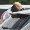Le prince Harry et sa compagne Meghan Markle s'enlacent tendrement après un match de polo à Ascot le 7 mai 2017.