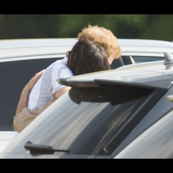 Le prince Harry et sa compagne Meghan Markle s'enlacent tendrement après un match de polo à Ascot le 7 mai 2017.