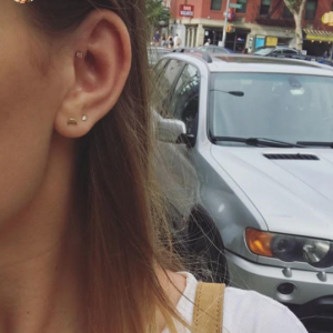 Camille Cerf a succombé aux joies d'un nouveau piercing ! Le 8 juillet 2017 aux Etats-Unis.