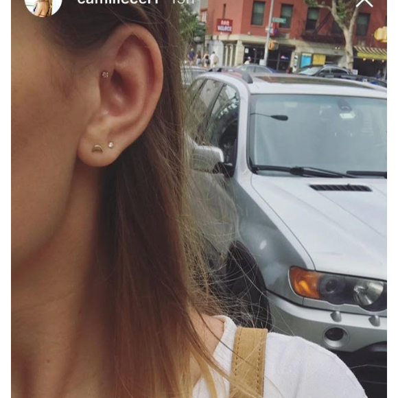 Camille Cerf a succombé aux joies d'un nouveau piercing ! Le 8 juillet 2017 aux Etats-Unis.