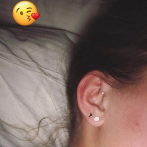 Camille Cerf a un nouveau piercing ! Le 8 juillet 2017 aux Etats-Unis.