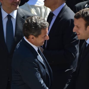 Nicolas Sarkozy et Emmanuel Macron lors de la cérémonie d'hommage national à Michel Rocard dans la cour d'honneur de l'Hôtel National des Invalides à Paris, le 7 juillet 2016. © Lionel Urman/Bestimage