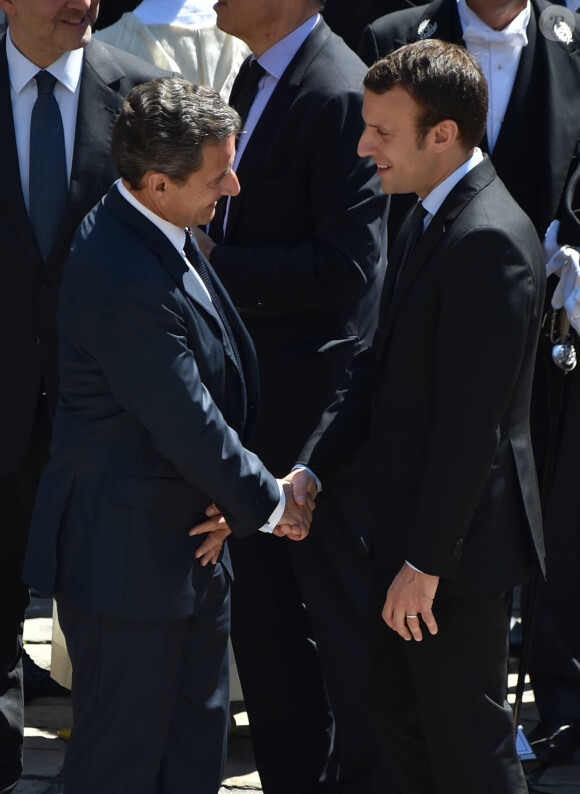 Nicolas Sarkozy et Emmanuel Macron lors de la cérémonie d'hommage national à Michel Rocard dans la cour d'honneur de l'Hôtel National des Invalides à Paris, le 7 juillet 2016. © Lionel Urman/Bestimage