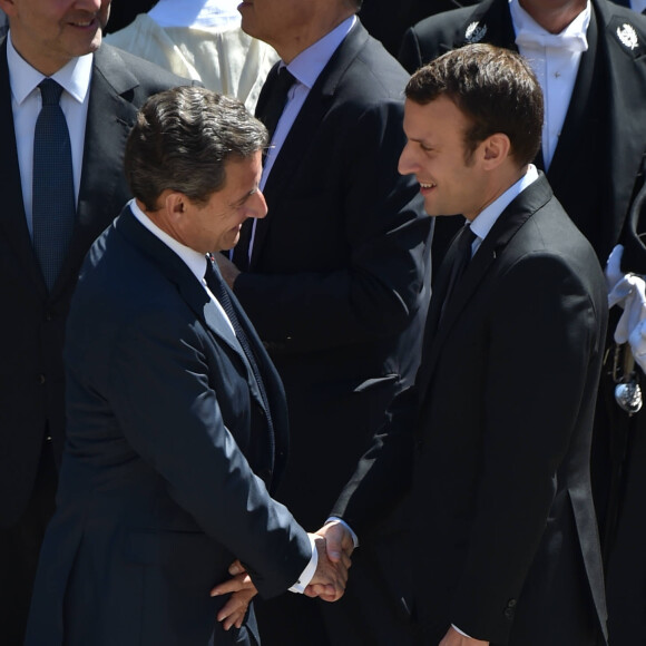 Nicolas Sarkozy et Emmanuel Macron lors de la cérémonie d'hommage national à Michel Rocard dans la cour d'honneur de l'Hôtel National des Invalides à Paris, le 7 juillet 2016. © Lionel Urman/Bestimage