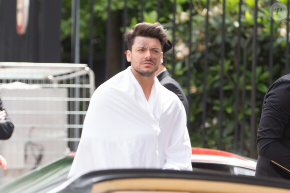 Exclusif - Kev Adams ( le visage barbouillé de noir pour les besoins du tournage) et un drap sur le dos pendant une scène du film "Love Addict" le 19 mai 2017 à Paris