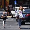 Hilary Duff fait du shopping avec son fils Luca à Sherman Oaks, le 3 juillet 2017