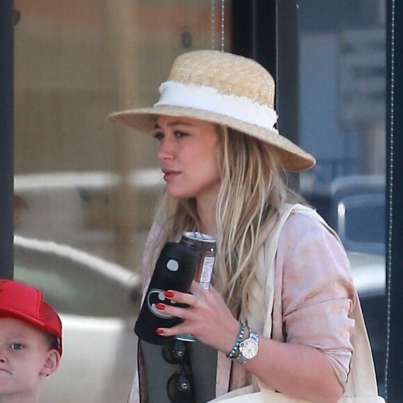Exclusif - Hilary Duff fait du shopping avec son fils Luca dans les rues de Studio City. Le petit Luca manque de tomber en faisant le clown! Le 28 mai 2017