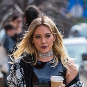 Exclusif - Hilary Duff vêtue d'une tenue très sexy sur le tournage de la nouvelle saison de 'Younger' à New York, le 3 avril 2017