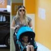 Exclusif - Hilary Duff pousse son fils Luca Comrie en poussette dans un parking de Los Angeles le 27 mars 2017.