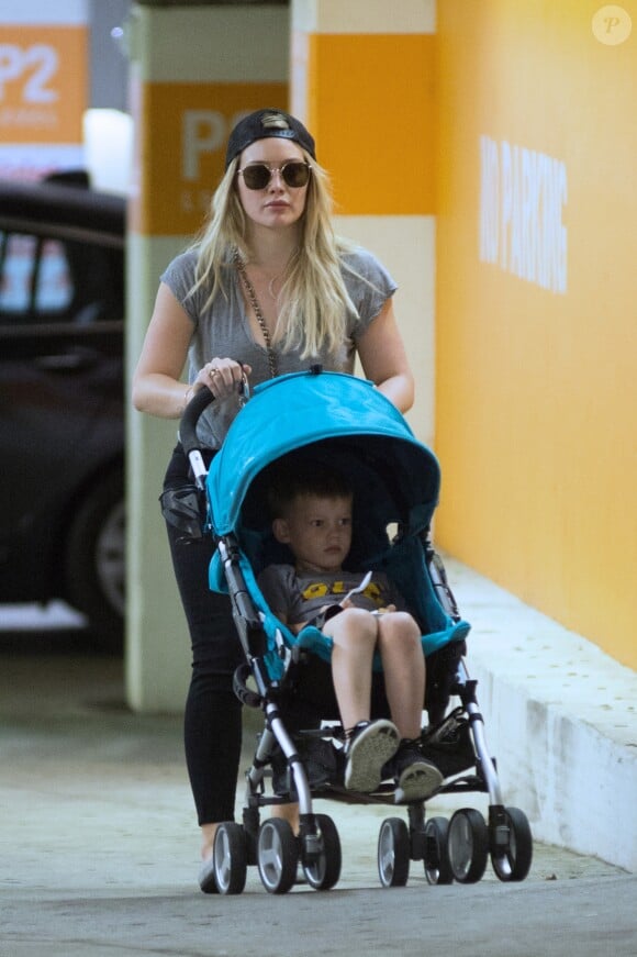 Exclusif - Hilary Duff pousse son fils Luca Comrie en poussette dans un parking de Los Angeles le 27 mars 2017.