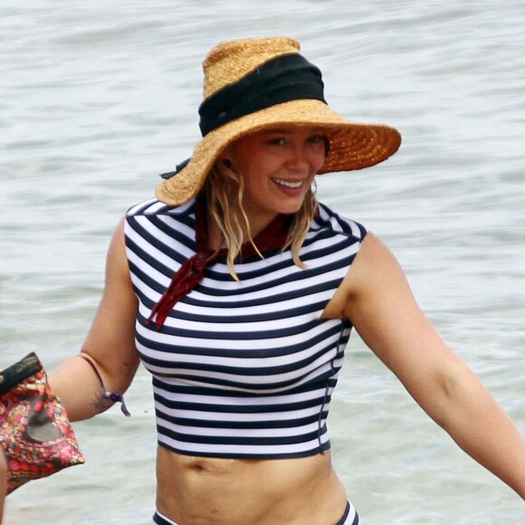 Exclusif -  Hilary Duff en maillot de bain et avec le ventre plein de vergetures sur une plage à Hawaii, le 4 aout 2016