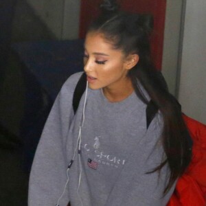 Ariana Grande arrive à l'aéroport Galeao à Rio de Janeiro, le 28 juin 2017.